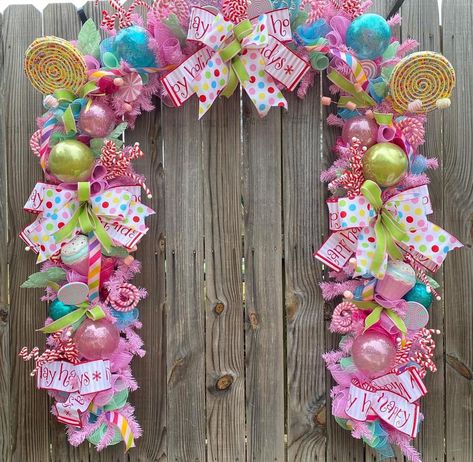 Candy Land Wreath Diy, Candy Theme Christmas Wreath, Candyland Christmas Garland, Pastel Christmas Garland, Candy Theme Wreath, Candyland Porch Decorations, Candy Land Garland, Whimsical Christmas Decorations Outdoor, Pink Themed Christmas Decor