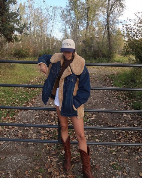 Country Bumpkin Outfits, Fall Cowgirl Aesthetic, Beth Dutton Inspired Outfits, Winter Farm Outfit, Montana Aesthetic Outfits, Rustic Outfits For Women, Cowgirl Style Outfits Winter, Short Cowgirl Boots Outfit, Wyoming Outfit