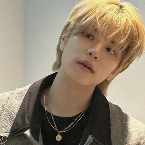 Kim Seungmin Blonde Hair, Seungmin Blonde Highlights, Blond Seungmin, Blonde Seungmin, Seungmin Blonde Hair, Fairy Academia, Messy Blonde Hair, I Love You Puppy, Blonde Bangs