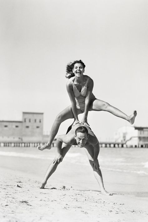 1940s Couple, Woman Jumping, Vintage Beach Photos, Summer Beach Pictures, Poses Aesthetic, Hawaii Pictures, Image Couple, Jones Beach, Beach Pink