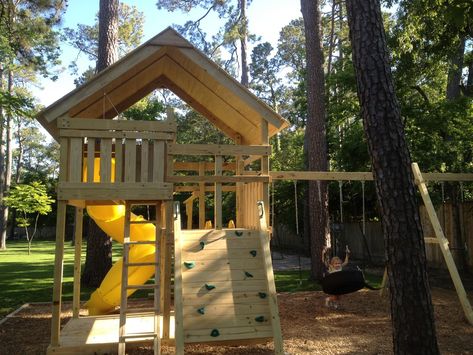 How to Build DIY Wood Fort and Swing Set Plans From Jack's Backyard. Learn how to build your own backyard wooden Gemini playset with do-it-yourself swing set plans and save money. Swingset Plans Diy, Playset Diy, Playset Plans, Diy Fort, Swing Set Plans, Backyard Fort, Swing Set Diy, Backyard Playset, Kids Forts