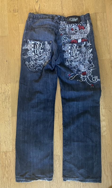 Mens Y2k Pants, Embroidered Baggy Jeans, Y2k Jean Pockets, Graphic Jeans Y2k, Baggy Jeans With Design, Pretty Streetwear, 2000s Baggy Jeans, Baggy Y2k Jeans, Streetwear 2000s