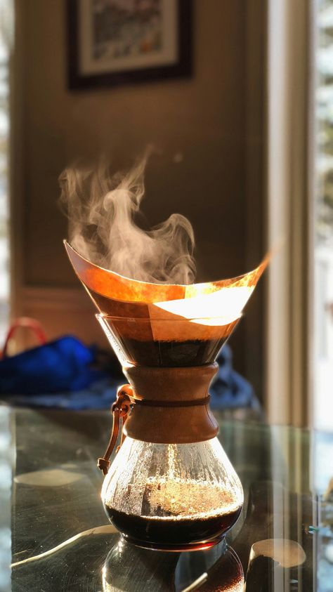 Sumérgete en el mundo del café con la icónica cafetera Chemex Classic. Descubre cómo esta obra maestra de la ingeniería y el diseño te brinda la experiencia perfecta en cada taza. Desde su cristal transparente hasta su método de preparación que resalta los sabores más sutiles, la Chemex eleva tu ritual de café a nuevas alturas. Explora más sobre esta cafetera en nuestra colección y despierta tus sentidos con cada vertido. #Chemex #CaféArtesanal #Cafetera #CaféDeCalidad #PreparaciónDeCafé" Coffee Photoshoot, Different Kinds Of Coffee, Kinds Of Coffee, Homemade Chai, Tea Inspiration, Chemex Coffee, Coffee Project, Coffee Book, Industrial Style Decor