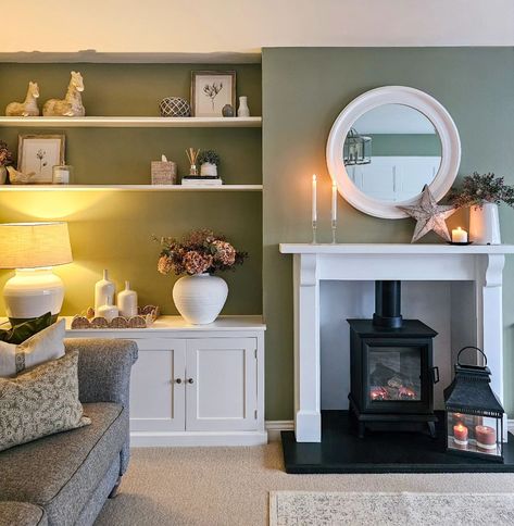 Melody Maison - Cosy living room vibes from... Cozy Living Rooms Cottage, Cosy Cottage Living Room English Country, Small Front Room Ideas, Cottagecore Aesthetic Living Room, Cosy Cottage Living Room, Family Sitting Room, Living Room Vibes, White Wall Mirror, Cottage Lounge