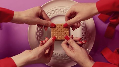 Rushmore Wes Anderson Aesthetic, Wes Anderson Food Photography, Wes Anderson Photoshoot Ideas, Wes Anderson Shots, Wes Anderson Font, Wes Anderson Food, Wes Anderson Cinematography, Wes Anderson Room, Food Cinematography