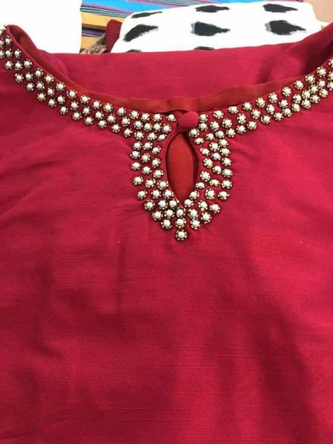 Chudidhar Neck Designs, Salwar Neck Designs, Churidar Neck Designs, Churidar Designs, Hand Embroidery Dress, Neck Designs For Suits, Simple Embroidery Designs, Kurti Embroidery Design, Elegant Blouse Designs