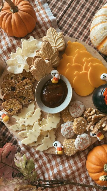 Halloween Board Night, Haunted Mansion Charcuterie Board, Spooky Cheese Board, Halloween Hosting Ideas, Autumn Decor Kitchen, Autumn Charcuterie Board, Spooky Charcuterie Board, Spooky Sleepover, Halloween Hosting