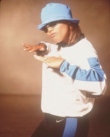 Queen Latifah on Instagram: “Throwing it way back” Queen Latifah 90s, 90s Attire, Queen Latifah Style, 90s Street Fashion, Queen Latifa, Singer Fashion, Hip Hop And R&b, Queen Latifah, Chance The Rapper