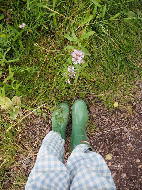 Country Grandma Aesthetic, Countryside Life Aesthetic, Cottage Core House Wife, Rainy Cottagecore Aesthetic, Rainy Day Cottagecore, Cottagecore Instagram, Cottage Core Horses, Life In Paradise, English Summer