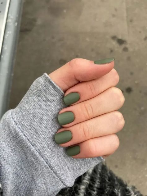 50 Beautiful October Nails with Fall Colors You'll Adore Sage Matte Nails, Army Green Matte Nails, Mat Green Nails, Matt Green Nails, Mat Nails Ideas, Matte Green Nails Design, Green Matte Nails, October Nail Designs, Green Fall Nails