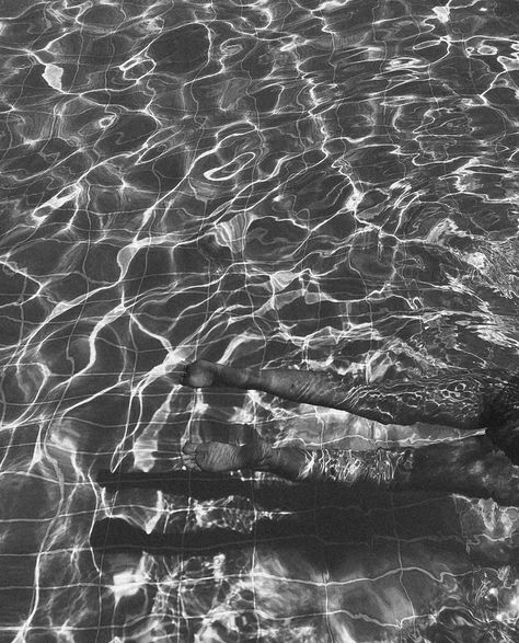 #instagram #aesthetic #sea #pool #black #blackandwhite Black And White Vacation Aesthetic, Dark Pool Aesthetic, Black And White Pool, Pool Aesthetics, Pool Black, Room Pics, Aesthetic Sea, Dark Vibes, Green Juice