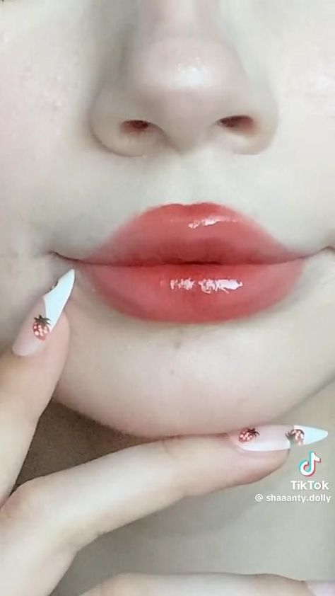 Kawaii Lip Tutorial, Dolly Lips Makeup, Dolly Makeup Look, Cute Dolly Makeup, Dolly Make Up, Dolly Makeup Aesthetic, Dolly Makeup Tutorial, Juicy Lips Tutorial, Tea Party Makeup