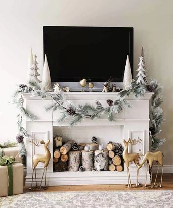 Como Hacer y Decorar una Chimenea Falsa para Navidad | Manualidades Gratis Diy Christmas Fireplace, Holiday Mantel Decor, Holiday Mantel, Christmas Mantle Decor, Christmas Fireplace Decor, Interior Vintage, Christmas Mantel Decorations, Entertainment Center Decor, Faux Fireplace