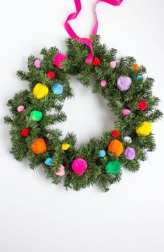 super simple diy pompom wreath Christmas Pom Pom, Pom Wreath, Pom Pom Wreath, Easy Christmas Wreaths, Homemade Christmas Decorations, Rainbows Christmas, Christmas Interiors, 50 Christmas, Diy Homemade