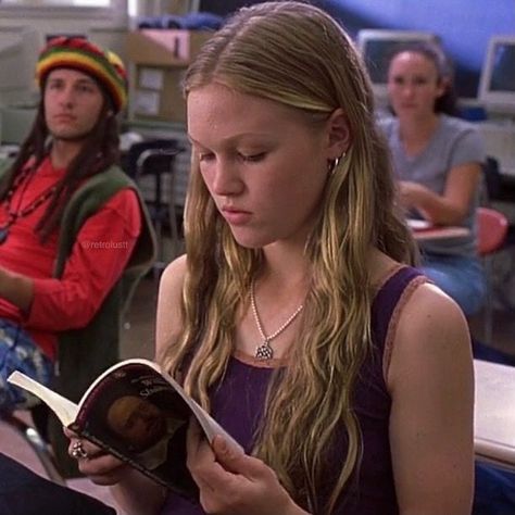 Kat Stratford, Julia Stiles, 10 Things I Hate About You, Woman Reading, Reading A Book, Girl Reading, Tv Girls, I Hate You, Film Serie