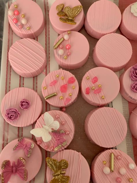 Pink Oreo Cookies, Pink Oreos Chocolate Dipped, Pastel Chocolate Covered Oreos, Pink Dipped Oreos, Mother’s Day Chocolate Covered Oreos, Pink Chocolate Covered Treats, Dipped Oreos Birthday, Chocolate Covered Oreos Valentine, Treat Boxes Ideas Cakes