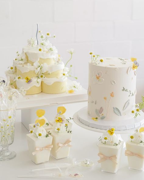 Lily Cake Design, Cake Pattern Design, Buttercream Painting, Wildflower Cake, Painting Cake, Wildflower Theme, Flower Cake Design, Lily Cake, Baking Challenge