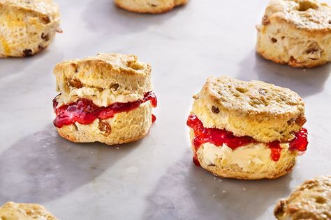 Jam Scones, Classic Scones Recipe, British Scones, Fruit Scones, Café Design, Afternoon Tea Recipes, Lemon Drizzle Cake, Cream Scones, Drizzle Cake