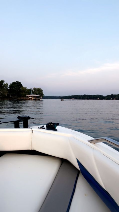 Lake Life Aesthetic Family, Lake Day Aesthetic Summer, Lake Weekend Aesthetic, Lake Life Aesthetic, Amelia Core, Lake Trip With Friends Aesthetic, Muskoka Living, Summer Boat Aesthetic Lake, Lake Aesthetics Summer Friends