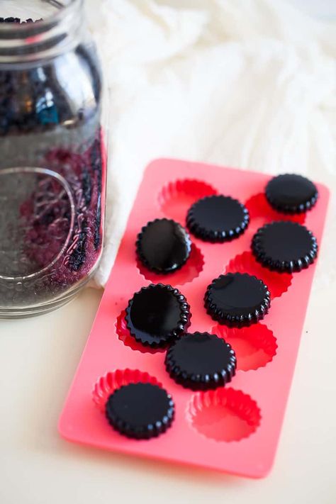 Homemade Elderberry Syrup Gummies | Immune Boosting Snack Sweets Homemade, Homemade Elderberry Syrup, Elderberry Syrup Recipe, Homemade Elderberry, Healthy Soda, Gummies Recipe, Elderberry Gummies, Sous Vide Recipes, Healing Foods