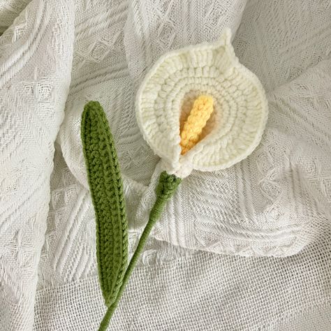 Crochet calla lily Diy Bouquet Wrap, Yarn Bracelets, Crochet Bouquet, Crochet Weaves, Bouquet Wrap, Flower Tops, Diy Bouquet, Craft Tutorial, Lily Flower