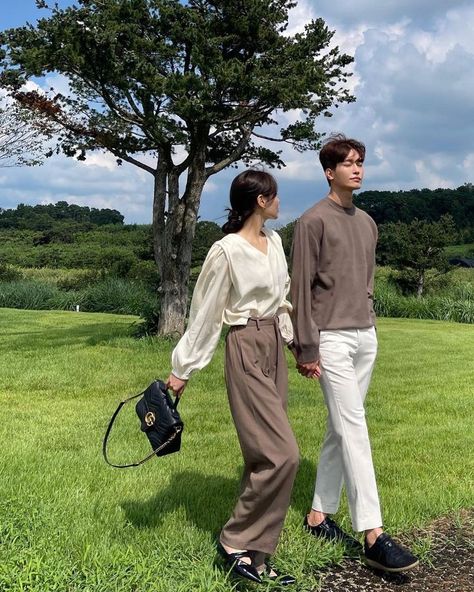 Couple Matching Outfits Aesthetic, Couple Outfits Matching Casual, Matching Couple Outfits Aesthetic, Matching Outfits For Couples Casual, Matchy Outfit Couple, Couple Outfits Korean, Couple Aesthetic Outfits, Korean Couple Outfits, Ootd Couple