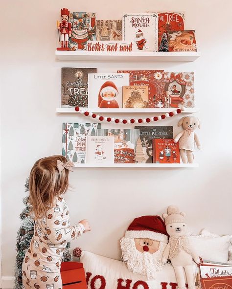 Kids Christmas Bedroom, Holiday Bookshelves, Christmas Kids Room, Baby Bookshelf, Christmas Bookshelf, Best Christmas Books, Christmas Books For Kids, 50 Christmas, Christmas Bedroom