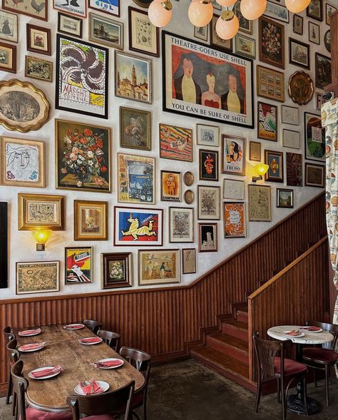 Sicilian Decor, Art Deco Cafe, Paint And Drink, Classic Restaurant, Cozy Restaurant, Bar Inspiration, Gallery Wall Inspiration, Vintage Restaurant, Vintage Cafe