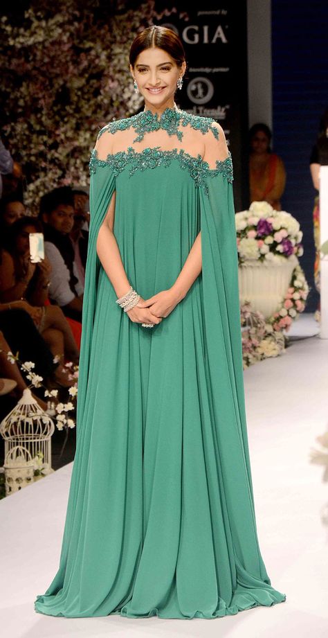 Cape Dress Fashion, Green Dress Formal, Green Prom Dress Long, Dress Formal Wedding Guest, Red Green Dress, Gown Elegant, Backless Gown, Fashion Reference, Evening Dresses Online