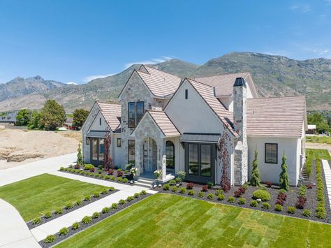 The European Cottage at Muirfield - Utah Valley Parade Of Homes Utah Parade Of Homes, Natural Stone Backsplash, European Cottage, Beautiful House Plans, Custom Home Designs, Parade Of Homes, Beautiful Dream, House Goals, Model Homes