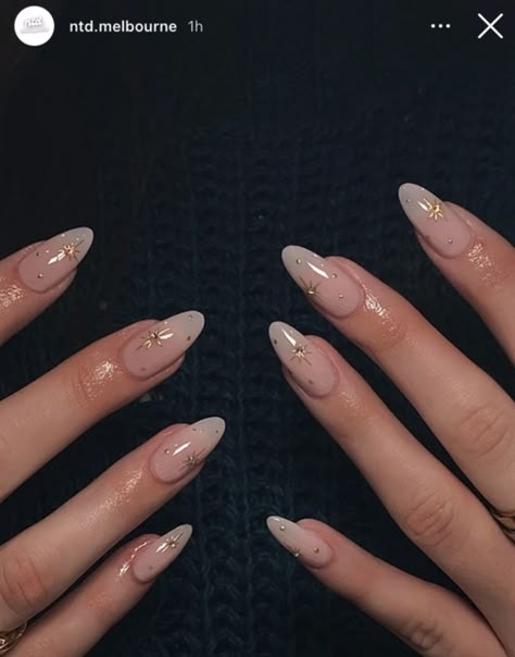 Simple Nails September, September Nails 2024 Simple, September Nail Inspo 2024, Nude Almond Nails With Gold Design, September Nail Inspo Almond, Basic Nail Inspiration, Nails Ideas Colourful, Gold Theme Nails, College Nails Ideas