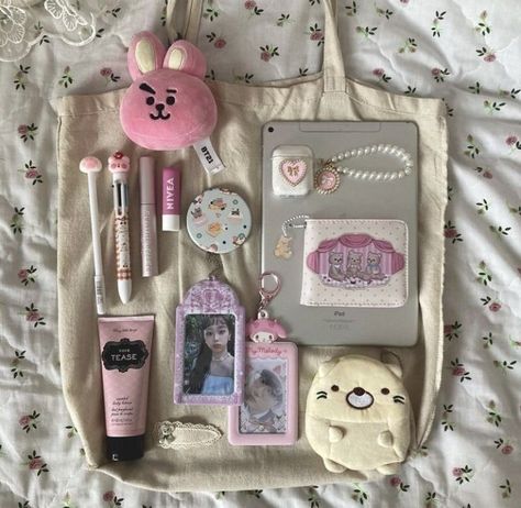 Bts Bag, Everyday Bag Essentials, School Bag Essentials, Inside My Bag, Aesthetic Bags, Purse Essentials, Handbag Essentials, Girls Tote, In My Bag