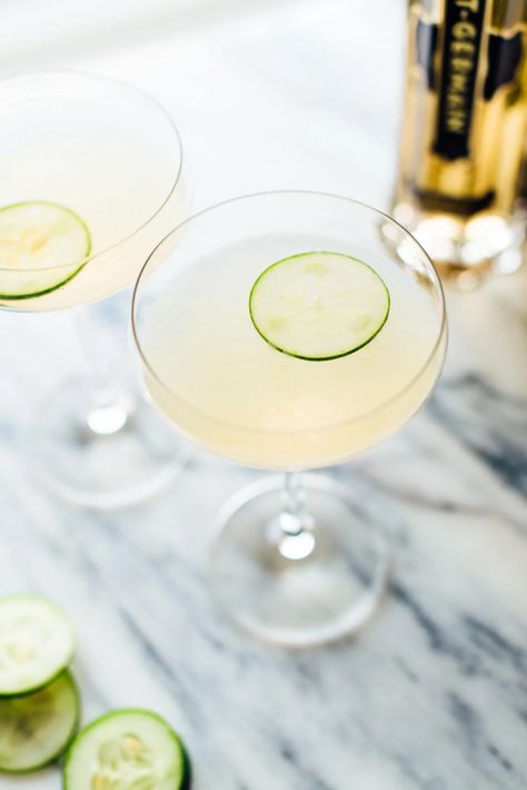 This refreshing cucumber elderflower gimlet recipe is made with Hendrick's gin, St. Germain liqueur, fresh cucumber and lime! Cucumber Gimlet, Elderflower Martini, Elderflower Champagne, Gimlet Recipe, Cucumber Drink, Cucumber Cocktail, Hendrick's Gin, Coctails Recipes, Fresh Cucumber