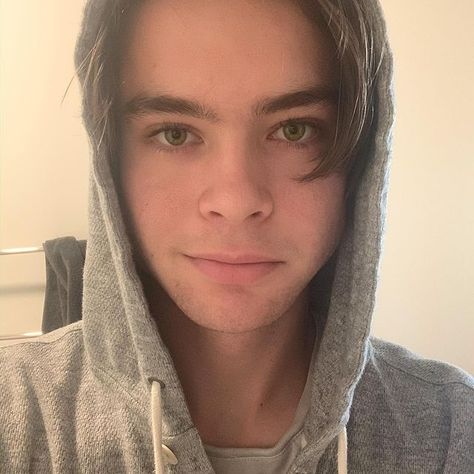 I LOVE HIS EYES. Hazelnut color ♥ Babysitter Movie, Judah Lewis, Yellow Ladybug, Husband Appreciation, Killer Queen, Tv Actors, Jenna Ortega, Pinterest Board, Celebrity Pictures