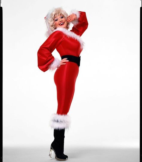 Dolly Parton, 1980. Photo by Richard Avedon. Dolly Parton Christmas, Pageant Ooc, Mariah Carey Christmas, Dolly Christmas, Dolly Parton Pictures, Hot Christmas, 90s Christmas, Christmas Dresses, Santa Costume