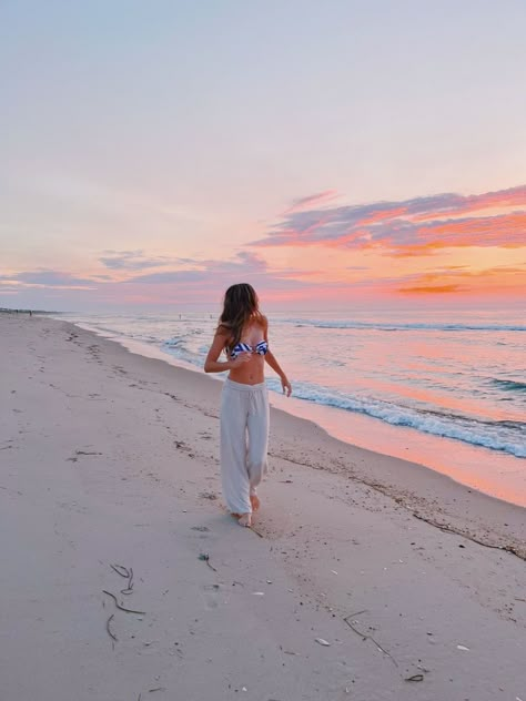 Cute Beach Sunset Pictures, Picture Poses For Beach, Cute Sunrise Beach Pictures, Beach Pictures One Person, Sunrise Insta Pics, Sunset Beach Pictures Instagram, Beach Sunrise Instagram Pictures, Florida Inspo Pics, Single Beach Poses