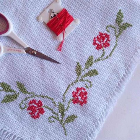 Free Crochet Stitches, Crochet Flowers Easy, Baby Sweater Knitting Pattern, Hand Embroidery Patterns Flowers, Embroidery Works, Cross Stitch Patterns Flowers, Crochet Table Runner, Cross Stitch Borders, Floral Cross Stitch