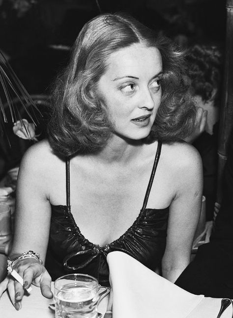 stardustmelody: “Bette Davis at a party, 1930s ” Adrienne Ames, Klasik Hollywood, Gray Gardens, Hollywood Aesthetic, Katharine Ross, Bette Davis Eyes, Betty Davis, People Pictures, Olivia De Havilland