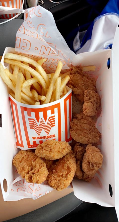 Chicken And Fries Aesthetic, Aesthetic Food Pictures Unhealthy, American Food Aethstetic, Chicken Aesthetic Food, Fried Chicken Aesthetic, Fastfood Aesthetic, Chips Aesthetic, Fast Food Lunch, Lunch Summer