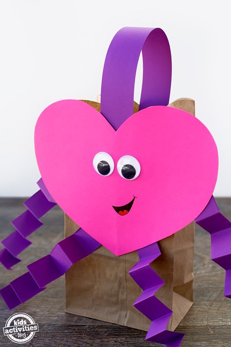 Just in time for Valentine's Day, learn to make Easy Valentine Bags, perfect for kids to bring to school for Valentine's Day parties! Valentine Bags, Valentines Card Holder, Valentines Day Bags, Kindergarten Valentines, Paper Bag Crafts, Valentinstag Party, Valentines Gift Bags, Valentine's Day Crafts For Kids, Preschool Valentines