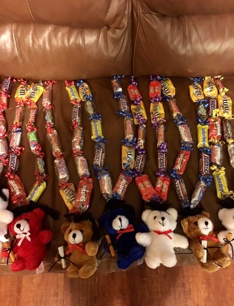 Candy Necklaces For Graduation, Chocolate Leis For Graduation, Candy Lays For Graduation, Candy Garland For Graduation, Candy Lace For Graduation, Pre K Graduation Lei, Graduation Candy Lei Ideas, Graduation Necklace Ideas Candy, Graduation Lei Candy