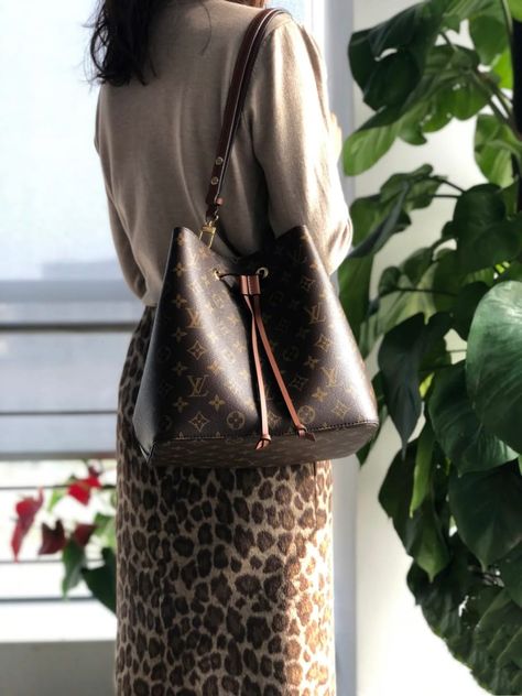 Lv Neonoe Outfit, Neo Noe Louis Vuitton Outfit, Louis Vuitton Vintage Bag, Noe Louis Vuitton, Bag Wishlist, Louis Vuitton Outfit, Lv Neonoe, Sac Louis Vuitton, Louis Vuitton Neonoe