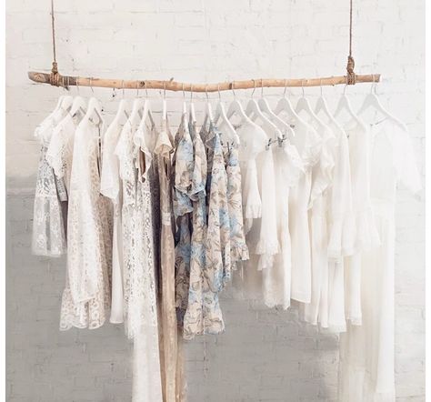 Fashion Store Design, Store Design Boutique, Clothes Hanging, Boutique Display, Boutique Decor, Store Interiors, Boho Boutique, Retail Store Design, Boutique Interior