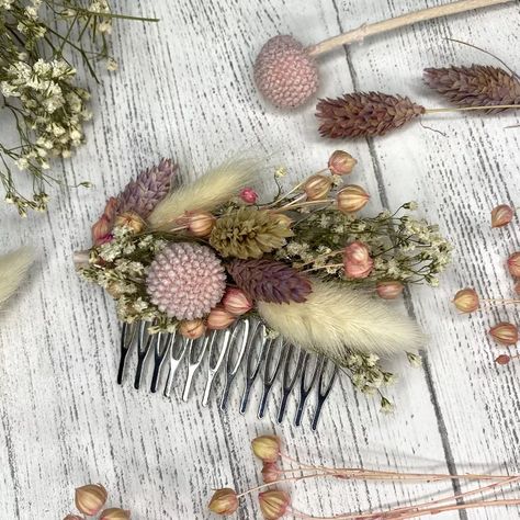 Easy DIY Dried Flower Hair Slide Tutorial | Upstyle Hair Pins Diy, Dried Flowers Diy, Dried Flower Jewelry, Diy Wedding Hair, Floral Hair Combs, Flower Comb, Wedding Props, Flower Hair Comb, Micro Wedding