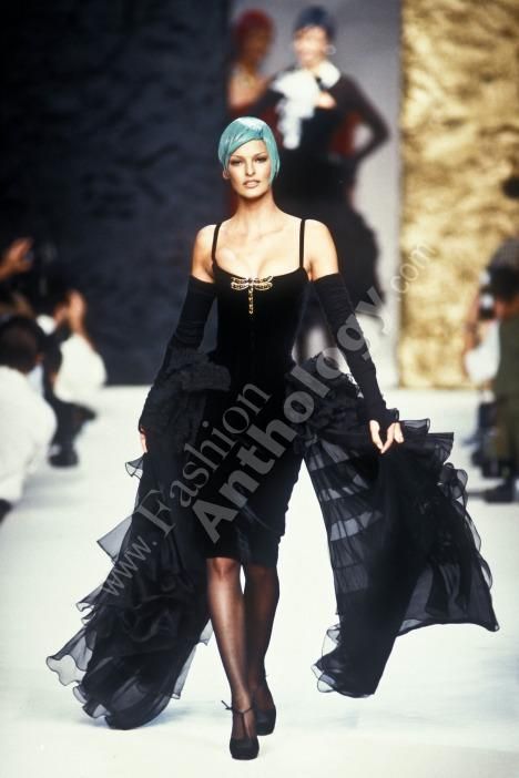 Linda Evangelista: CHANEL, Haute Couture 1992 Chanel Runway, Vintage Runway, Chanel Couture, Chanel Haute Couture, Linda Evangelista, Couture Runway, Vogue Paris, Vintage Chanel, Beautiful Fashion