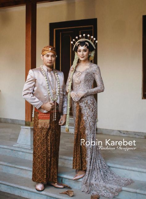 Pengantin Jawa Modern, Kebaya Rose Gold, Kebaya Nikah Modern, Gold Kebaya, Nikah Adat Jawa, Akad Dress, Wedding Kebaya, Pengantin Modern, Kebaya Wedding