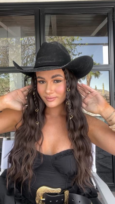 Festival Hair Long, Cowgirl Hair Styles, Wavy Hair Summer, Western Hair Styles, Rodeo Hair, Cowboy Hat Hair, Cowgirl Makeup, Cowgirls Hairstyles, Western Hairstyles