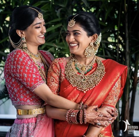 Brides Sister Outfit, South Indian Bridesmaids, Dupatta Styling, Bridesmaid Poses, Brides Sister, Sisters Photoshoot Poses, Indian Bridesmaids, Vibrant Outfits, Bright Outfits