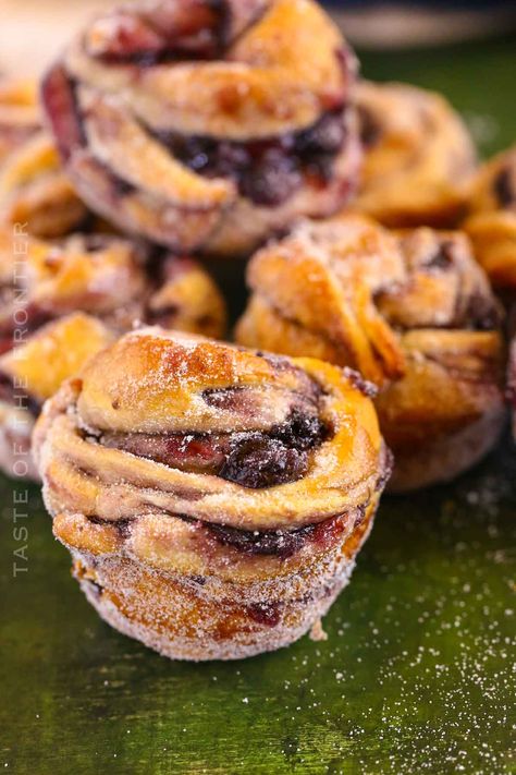 Blueberry Pie Filling Uses, Amazing Brunch Recipes, Crescent Roll Muffin Tin Recipes, Blueberry And Cream Cruffins, Crescent Roll Savory Recipes, Cruffins Recipe Easy Video, Blueberry Croissant Recipe, Blueberry Crescent Roll Muffins, Blueberry Cruffins Recipe Easy