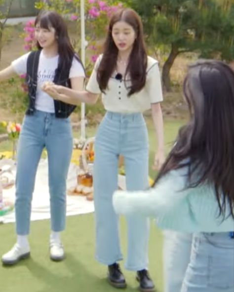 Wonyoung Casual Outfit, Wonyoung Outfit Casual, K Pop Idols Outfits, Wonyoung Body, Wonyoung Outfit, Outfits With Baggy Jeans, Gothic Y2k, Skull Tank Top, Skull Tank